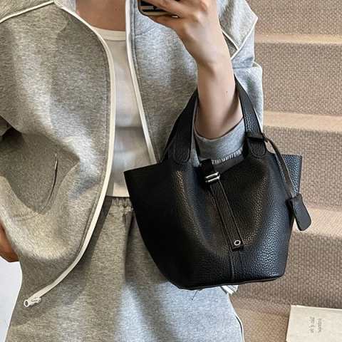Chic Everyday Large Bucket Bag